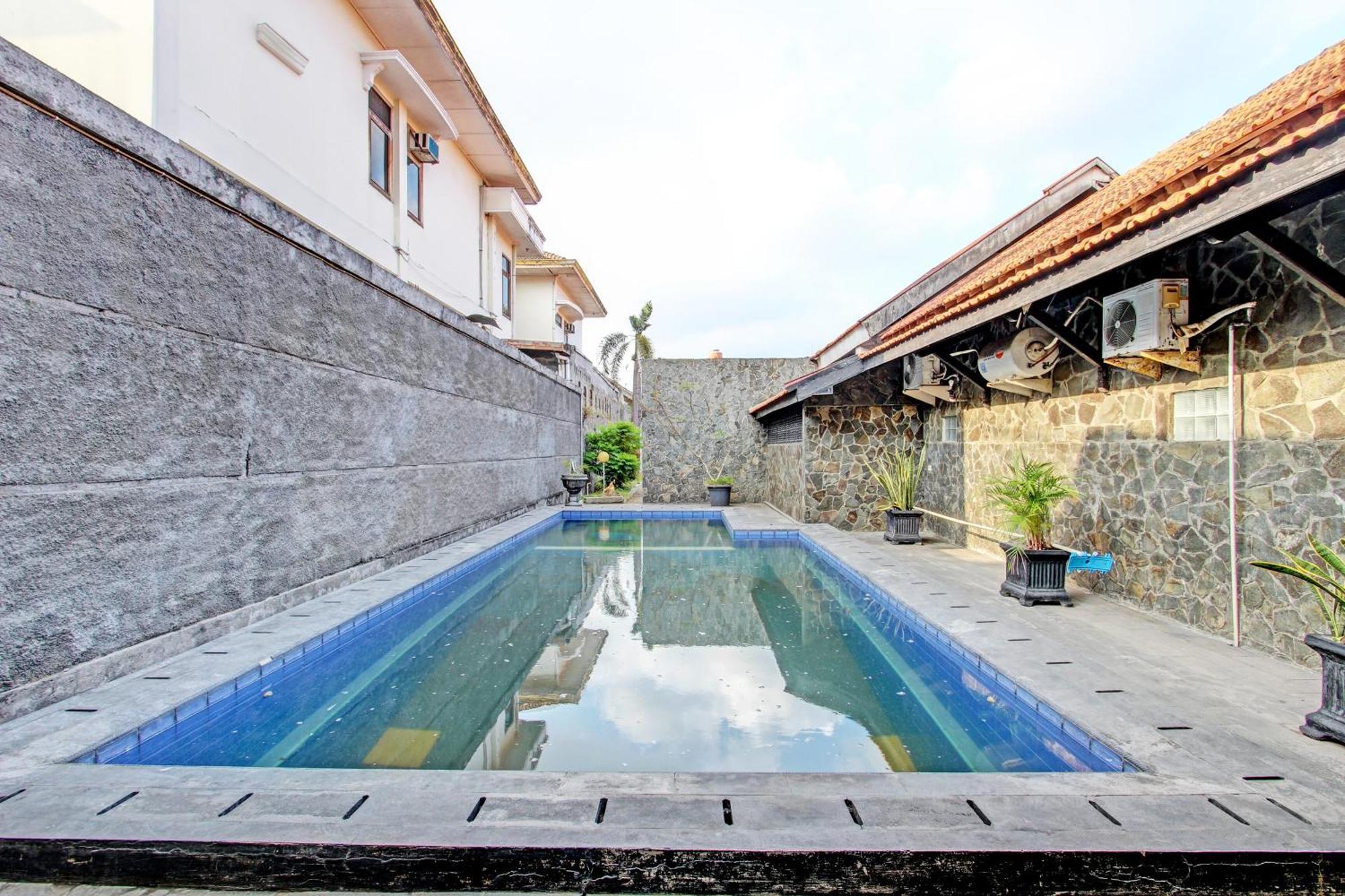 Hotel Super Oyo Capital O 93240 Candra Dewi 3*